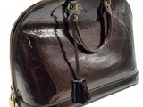 une image représentant un sac à main marron sur fond blanc