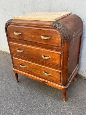 une commode en bois avec un plateau en marbre