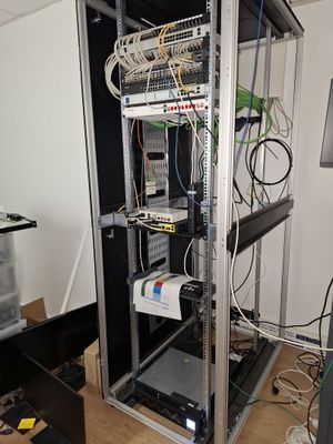 an image of a rack of wires in a room