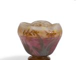 un bol en verre orné d'un motif floral