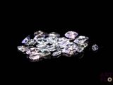 gros plan d'un groupe de diamants sur une surface noire