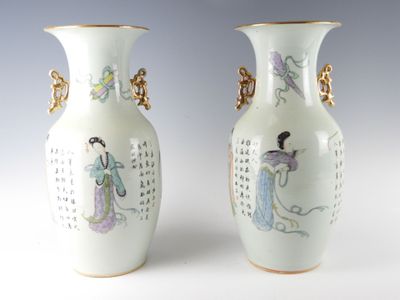 deux vases ornés de motifs asiatiques, posés sur une table