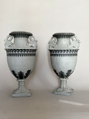 deux vases posés sur une table