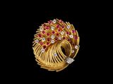 un gros plan d'une bague en or et diamants sur fond noir