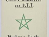 un vieux livre orné d'une étoile verte, posé sur une table
