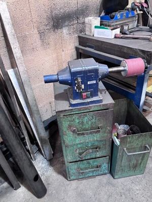 une machine posée sur une table dans une pièce