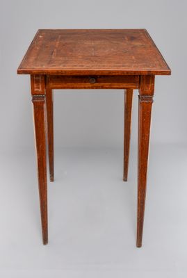 une petite table avec un plateau en bois sur fond blanc