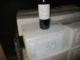 une bouteille de vin posée sur une pile de cartons