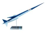 maquette bleu et blanc d'une fusée spatiale posée sur un socle