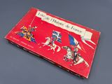 un livre rouge avec une illustration représentant des chevaliers