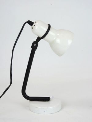 une lampe de table blanche avec un cordon noir
