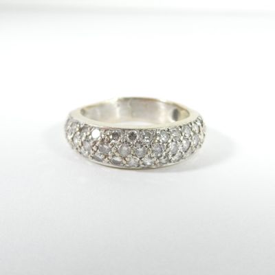 gros plan d'une bague en diamant sur une surface blanche