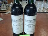 deux bouteilles de vin posées sur une table, avec une étiquette de prix