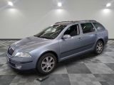la photo d'une voiture bleue garée dans un garage