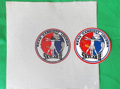 deux morceaux de tissu de couleurs et de motifs différents sur un morceau de tissu