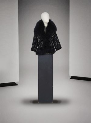 une photo en noir et blanc d'un mannequin portant un manteau de fourrure