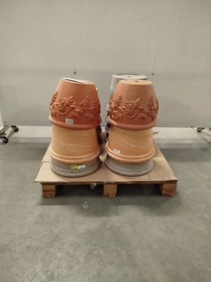 deux pots en argile posés sur une palette dans une pièce
