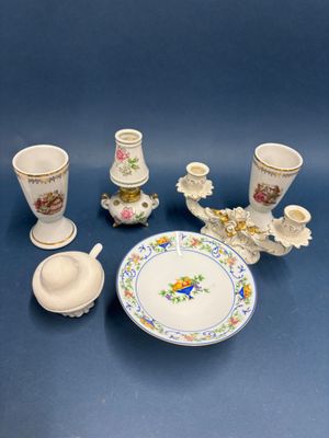 une assiette, des tasses et des soucoupes posées sur une table