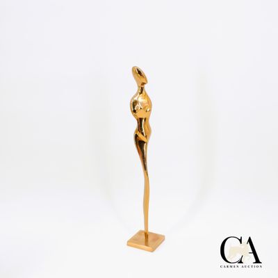 une statue en or représentant une femme debout sur un socle en bois