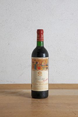 une bouteille de vin posée sur une table en bois