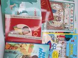 de nombreux livres pour enfants dans une boîte posée sur la table