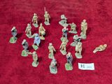 de nombreuses figurines posées sur un fond rouge