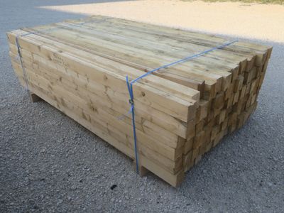 un tas de bois posé par terre dans un parking