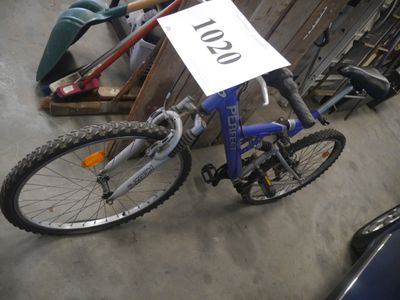 un vélo sur lequel est apposée une étiquette de prix à l'arrière