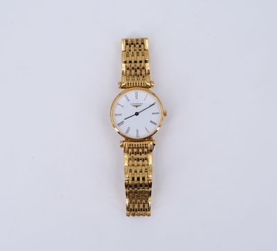 gros plan d'une montre-bracelet en or sur une surface blanche
