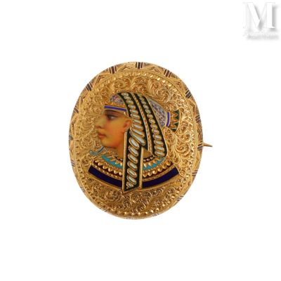 une image montrant un gros plan d'une broche en or représentant le visage d'une femme