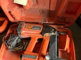une mallette à outils orange contenant des outils