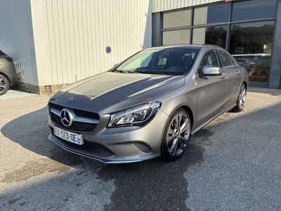 La Mercedes CLA est garée devant un immeuble