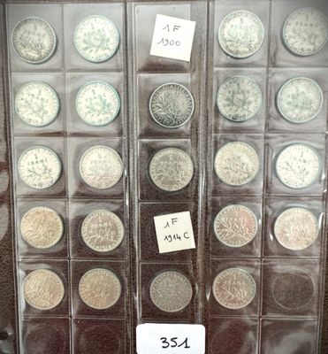 beaucoup de pièces de monnaie dans une vitrine, avec une étiquette de prix