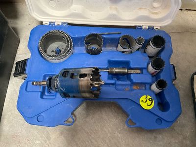 une boîte à outils bleue avec des outils sur le sol
