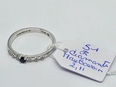 une photo d'une bague à laquelle est accrochée une étiquette de prix