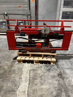 une machine rouge posée sur une palette