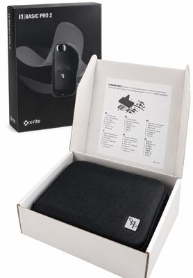 emballage d'une souris d'ordinateur dans une boîte blanche avec un tapis de souris noir