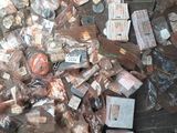 une liasse de billets posée par terre à côté d'une poubelle
