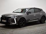 Une DSX grise de 2021 est garée sur un sol à damier