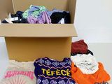 une boîte en carton remplie de vêtements et un t-shirt