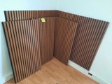 une pièce avec un plancher en bois et un mur en bois