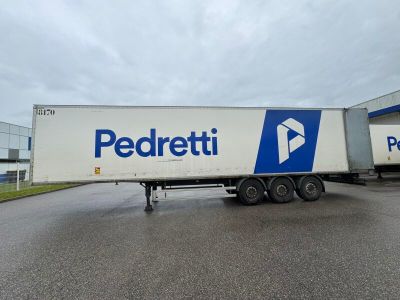 un semi-remorque garé devant un immeuble