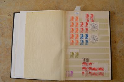 un livre ouvert avec des timbres, posé sur une table
