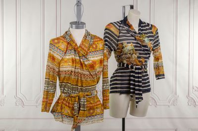 deux robes pour femmes présentées sur des mannequins devant un mur blanc