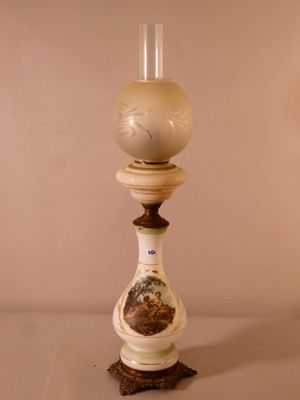 une lampe posée sur une table