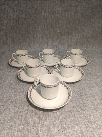 Six tasses et six sous tasses en porcelaine de Limoges marqué TOY