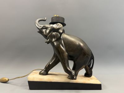une image représentant une statue d'éléphant coiffée d'un chapeau