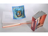 un livre ouvert sur une page où figure l'image d'un tigre