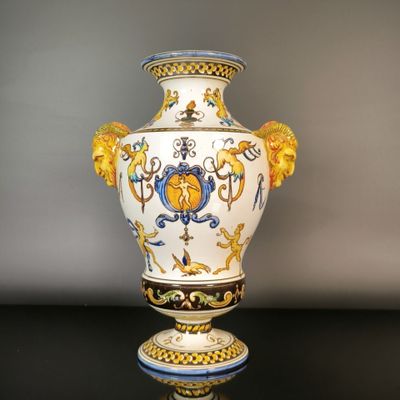 un vase posé sur une table à fond noir