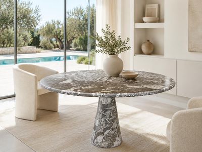 une table en marbre au milieu d'un salon